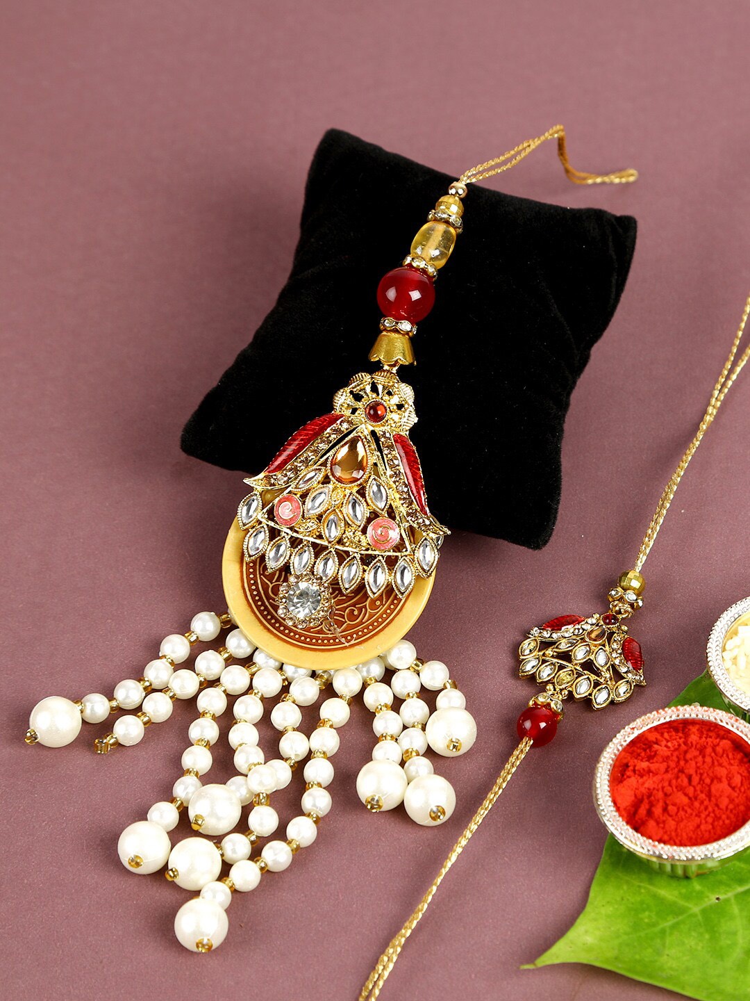 

Aapno Rajasthan Multicoloured Rakhi Gift Set, Red
