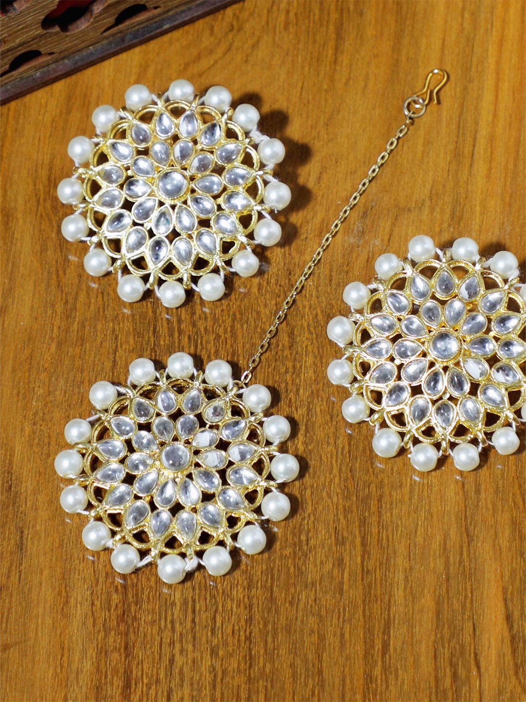 

KARATCART Gold-Plated White Kundan-Studded & Beaded Handcrafted Earrings with Maangtika