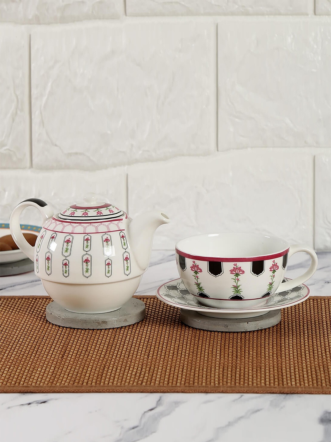 India Circus Multicoloured Printed Ceramic Kettle Set, White