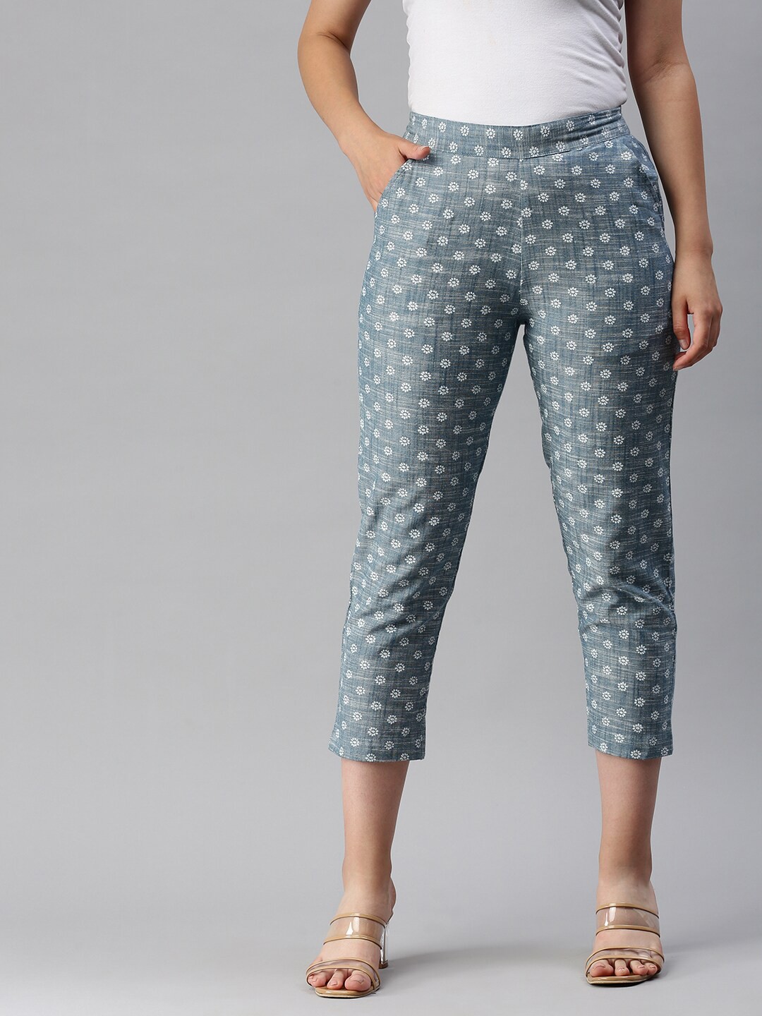 

De Moza Women Blue and White Printed Mid Slim Fit Capris