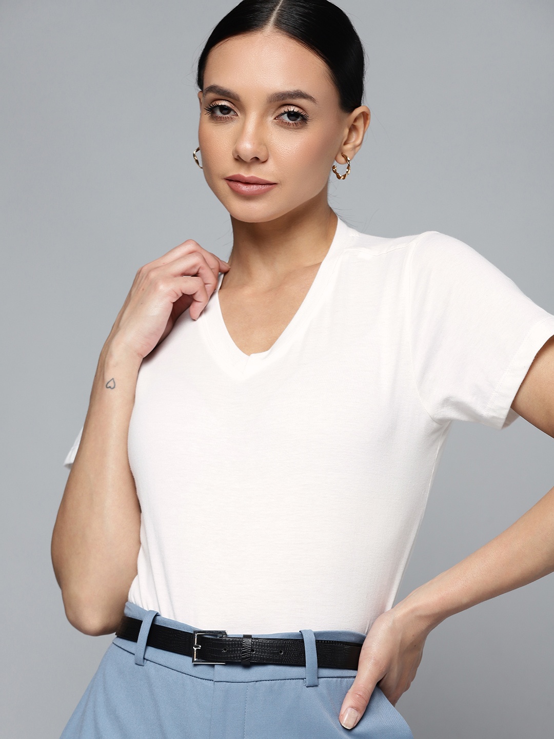 

Chemistry Women White V-Neck T-shirt