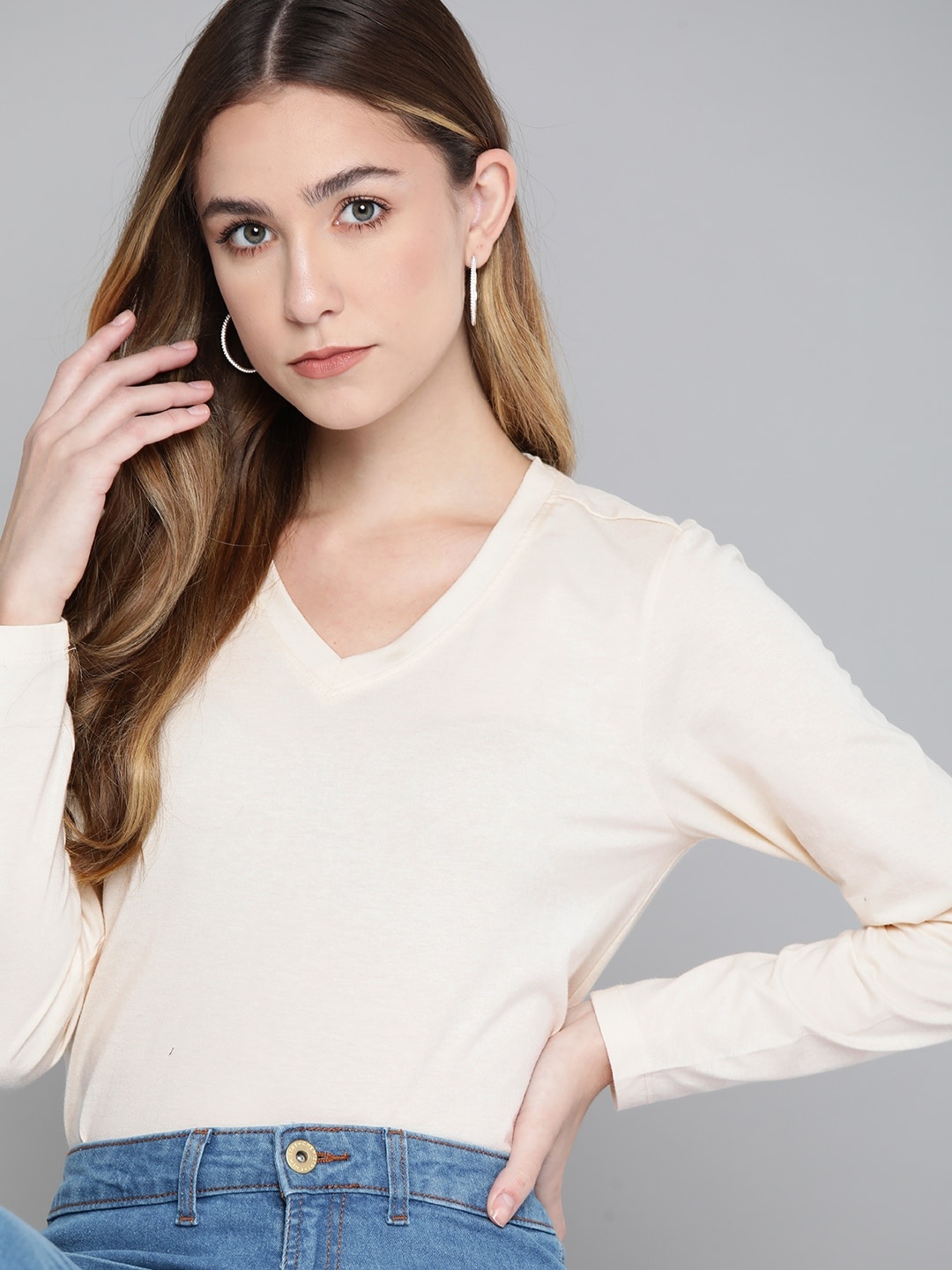 

Chemistry Women Off White V-Neck T-shirt