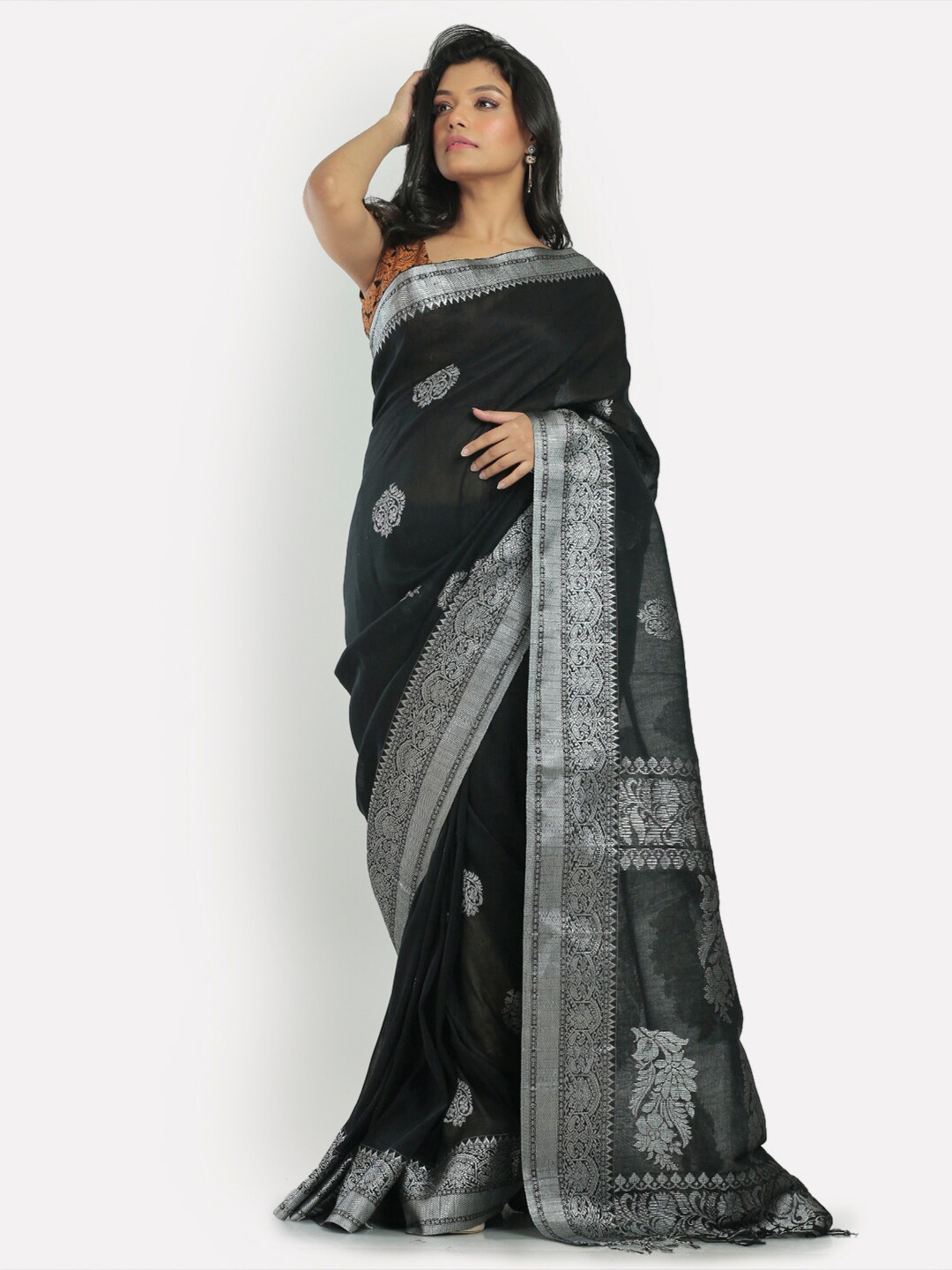 

Aryavart Black & Silver-Toned Ethnic Motifs Linen Jamdani Saree