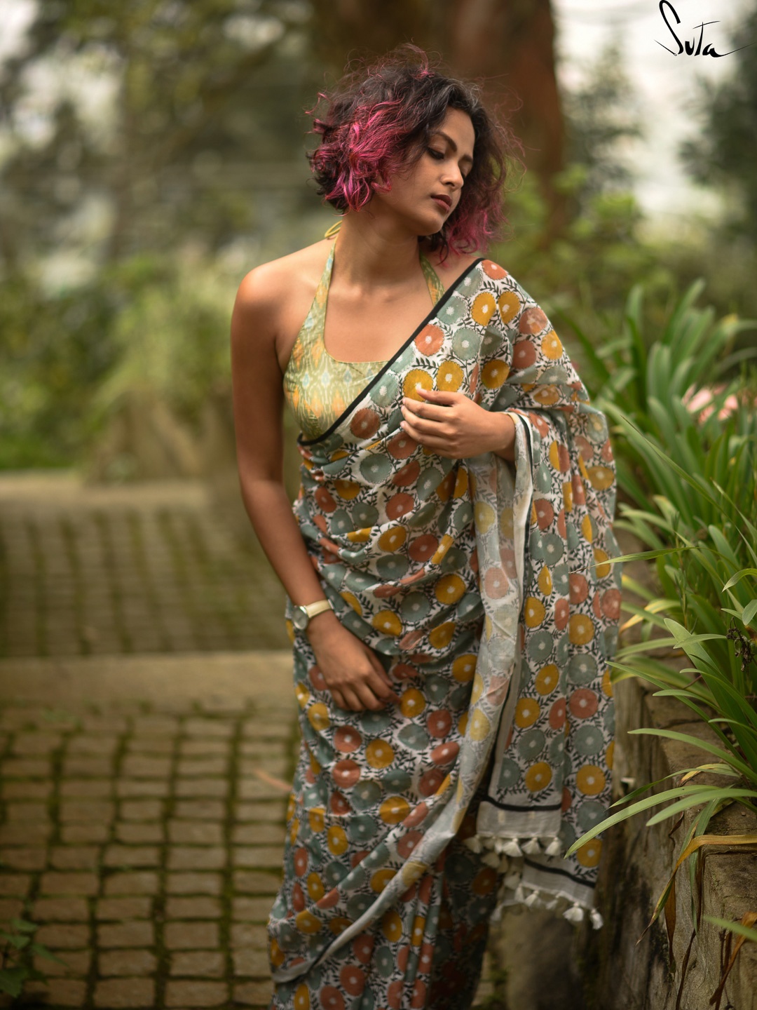 

Suta White & Grey Floral Printed Pure Cotton Saree