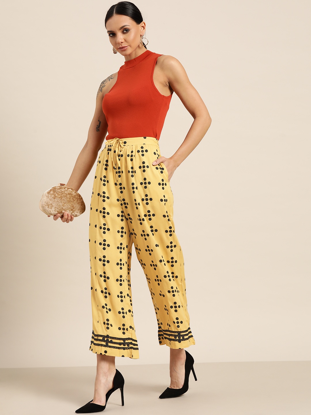 

Sangria Women Yellow & Black Geometric Printed Palazzos