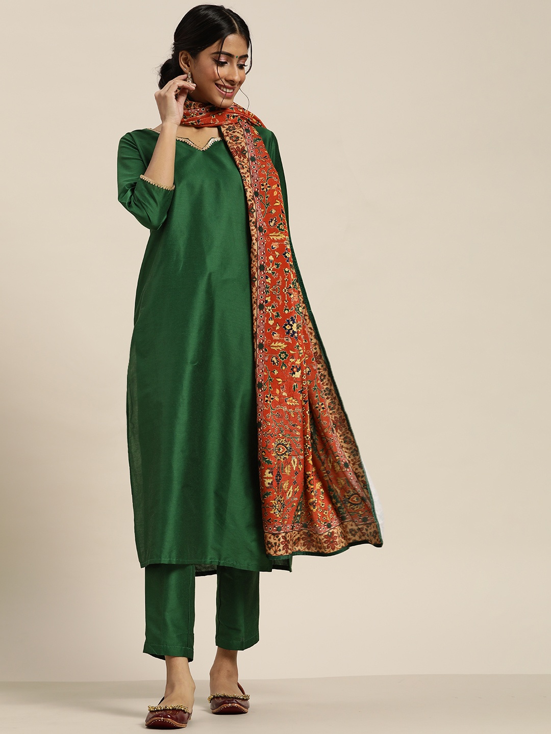 

Sangria Women Green Solid Kurta Set & Velvet Dupatta With Gotta Patti Detail