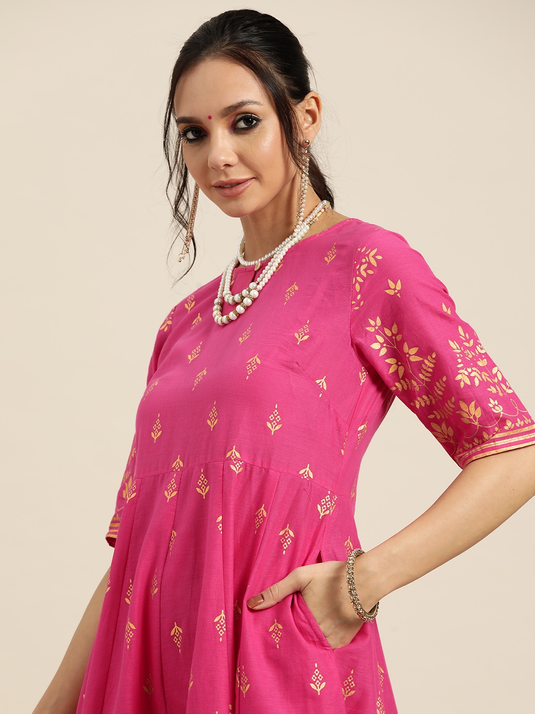 

Sangria Women Pink & Golden Ethnic Motifs Printed Keyhole Neck Kurta