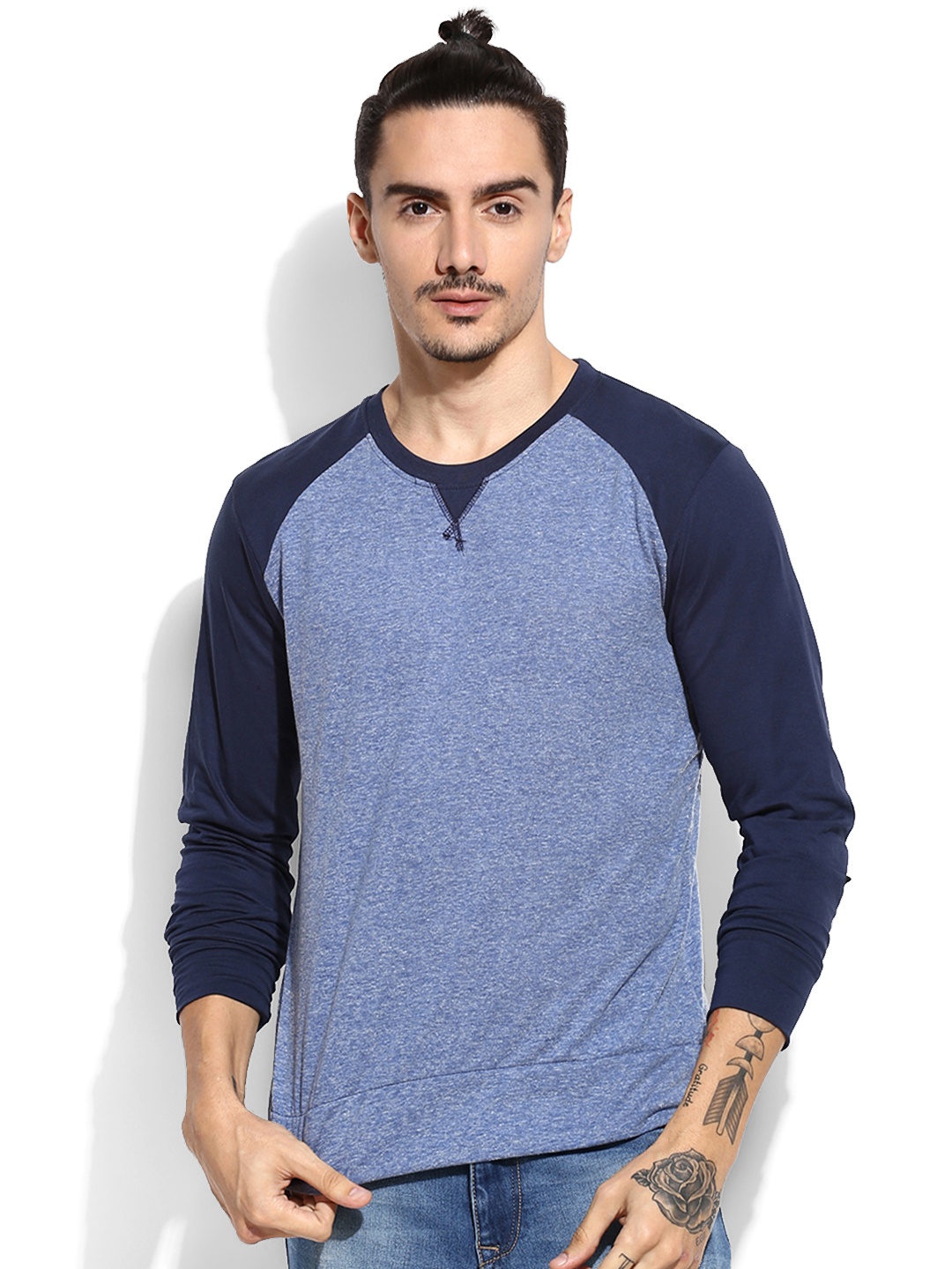 

Campus Sutra Men Blue Solid Round Neck T-shirt