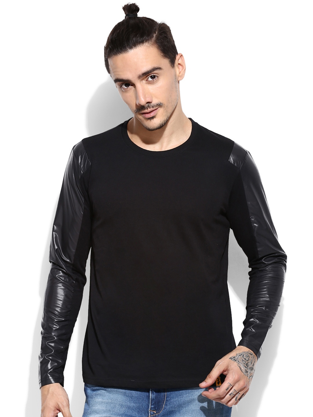 

Campus Sutra Men Black Solid T-Shirt