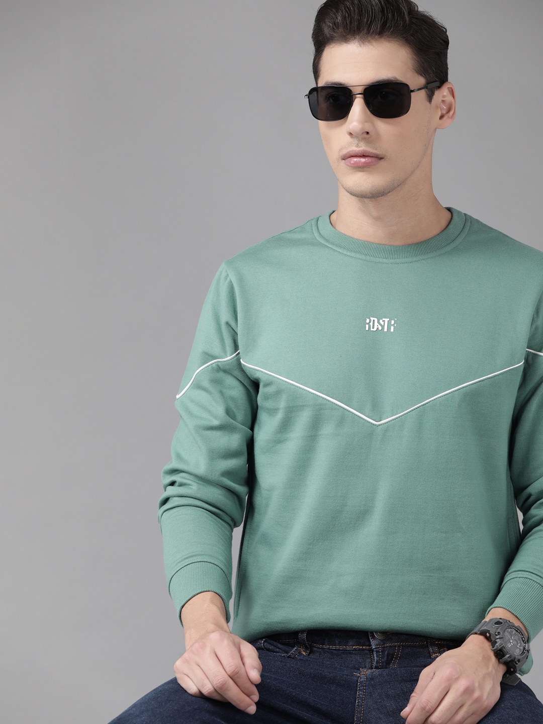 

Roadster Men Green Solid Sweatshirt With Taping Detail