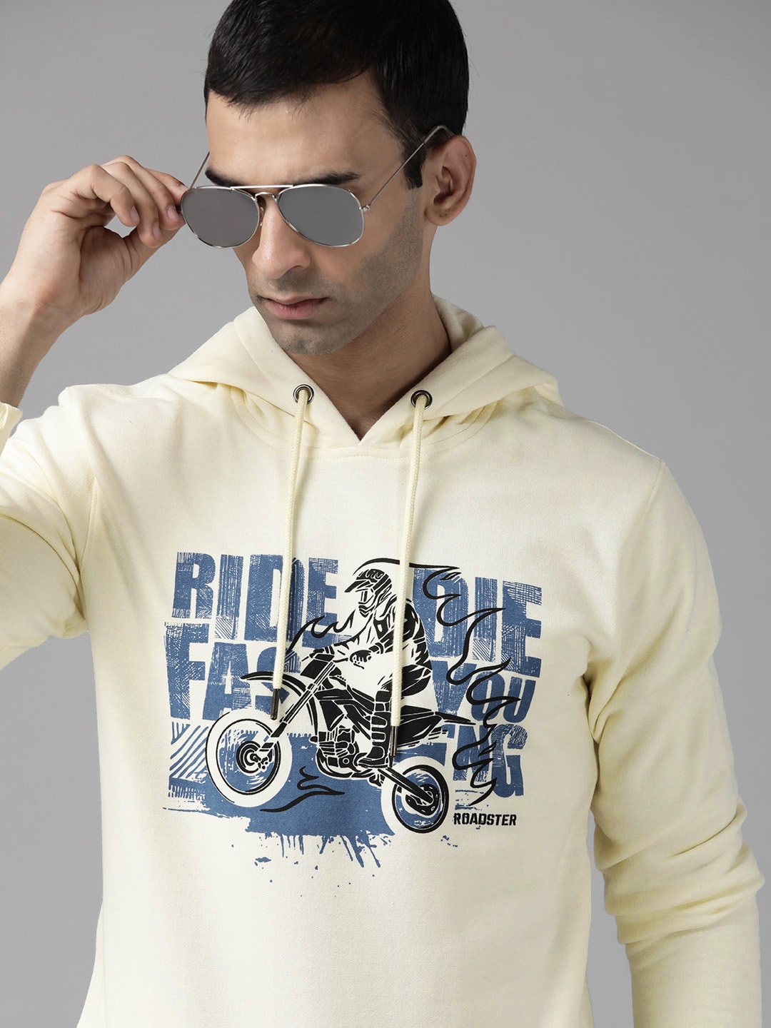 

Roadster Men Off White Printed Hooded Sweatshirt