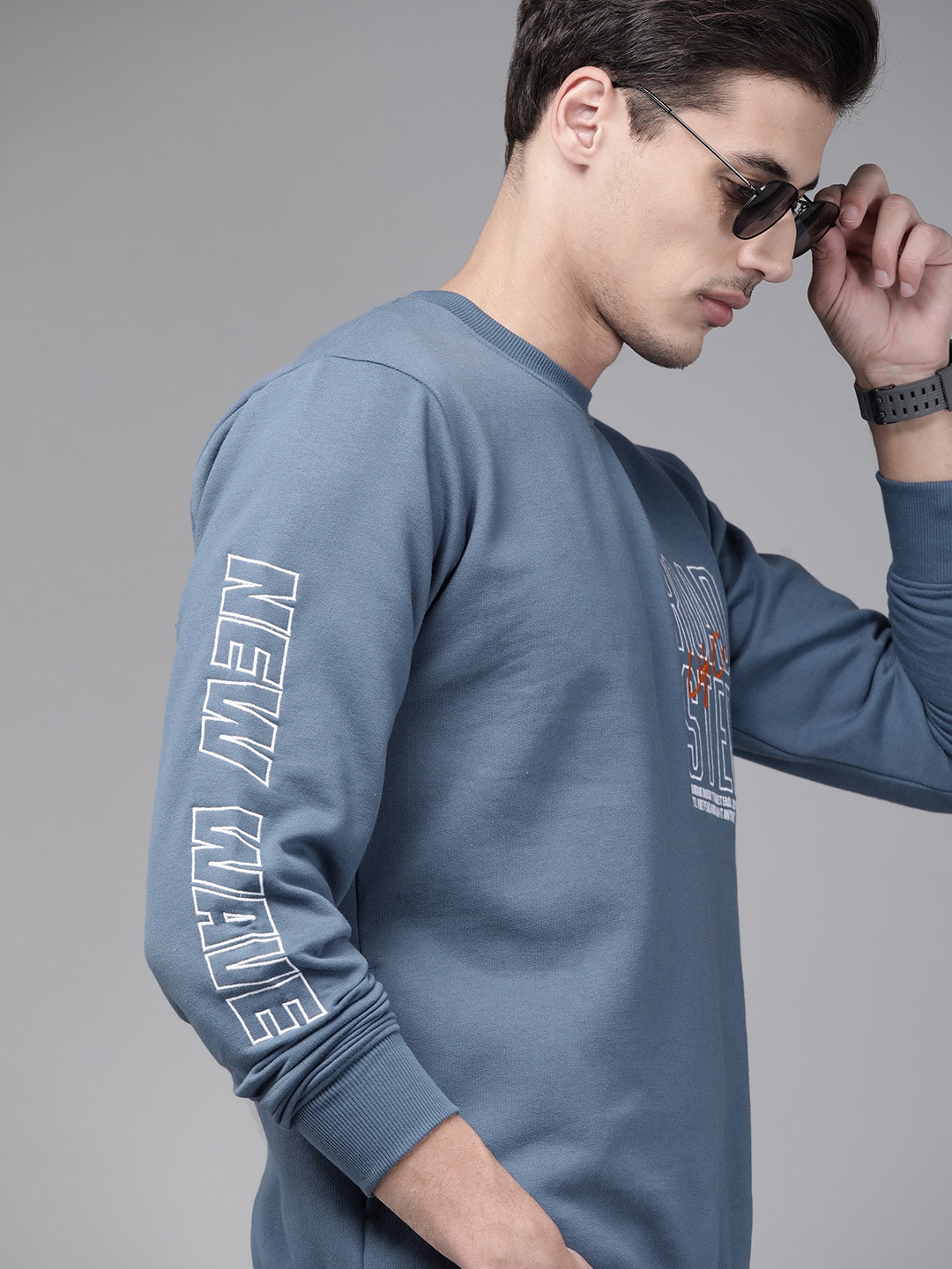 

Roadster Men Blue Embroidered Sweatshirt