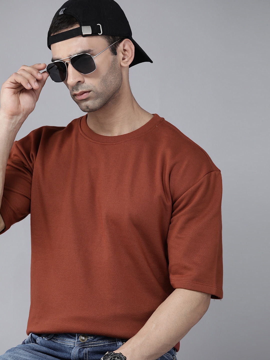

Roadster Men Rust Red Solid Short Sleeves Sweatshirt