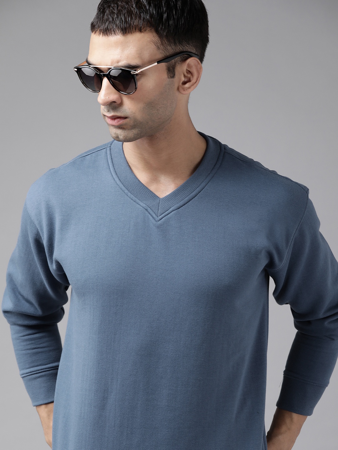 

Roadster Men Blue V-Neck Sweatshirt