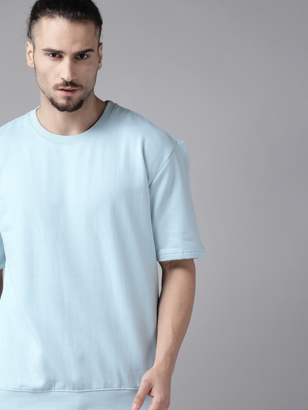 

Roadster Men Blue Solid Short Sleeves Sweatshirt