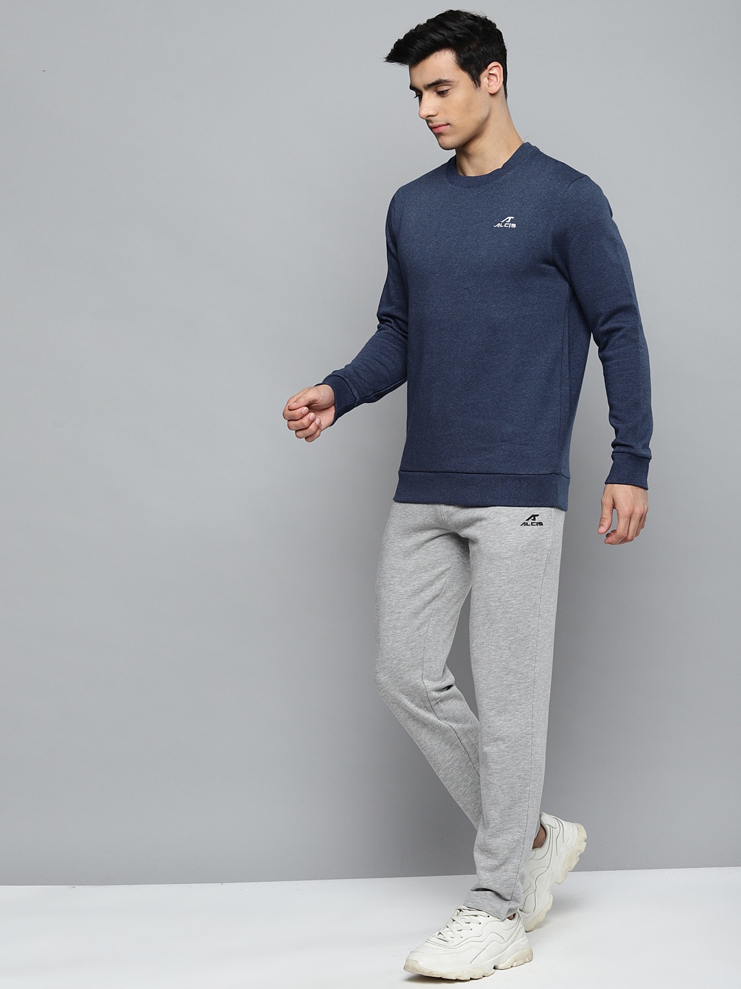 

Alcis Men Navy Blue Solid Cotton Sweatshirt