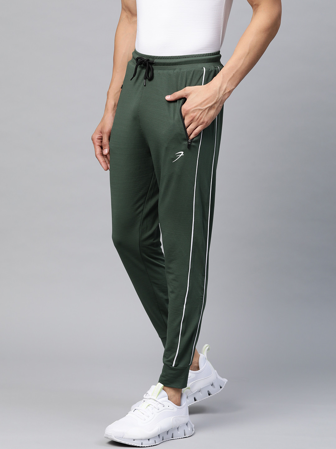 

FUAARK Men Olive Green Solid Crush Joggers