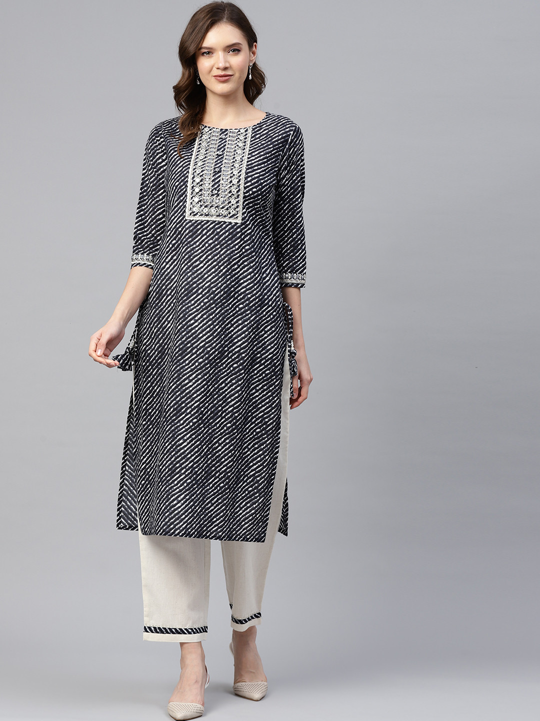 

Readiprint Fashions Women Charcoal Grey & Off-White Leheriya Print Mirror Work Kurta Set
