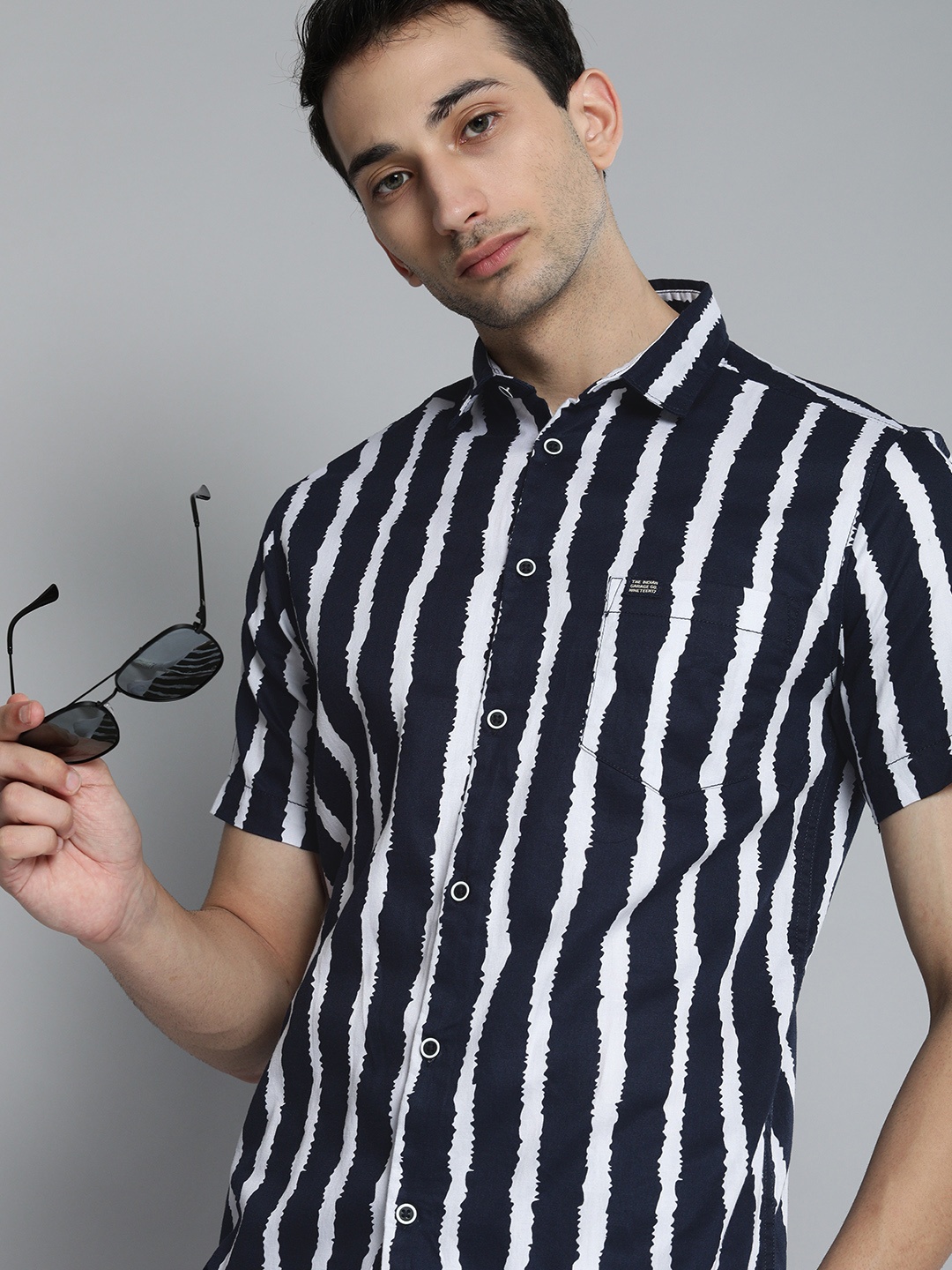 

The Indian Garage Co Men Navy Blue & White Striped Slim Fit Casual Shirt