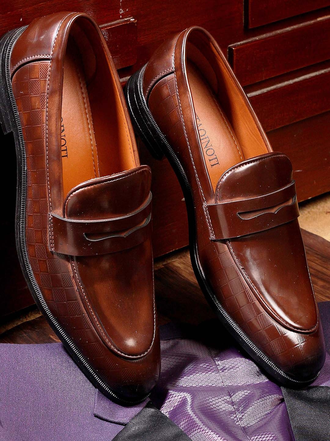 

MUTAQINOTI Men Brown Textured Patent Leather Loafers