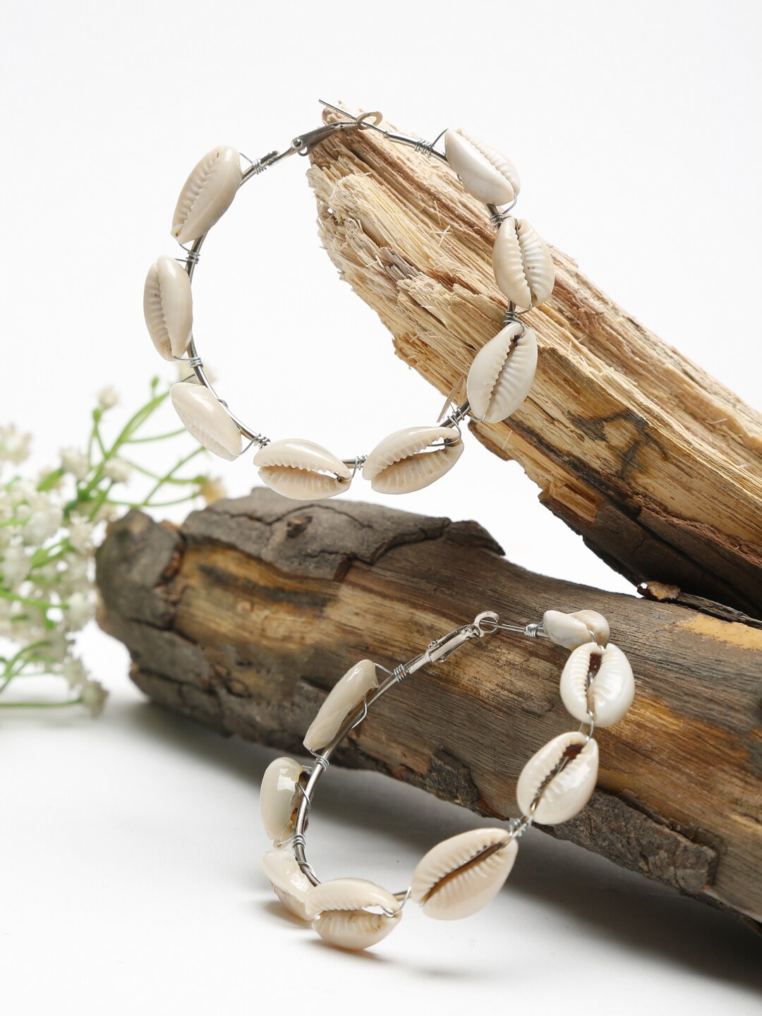 

NEUDIS Women Off White Silver-Plated Sea Shell Circular Hoop Earrings