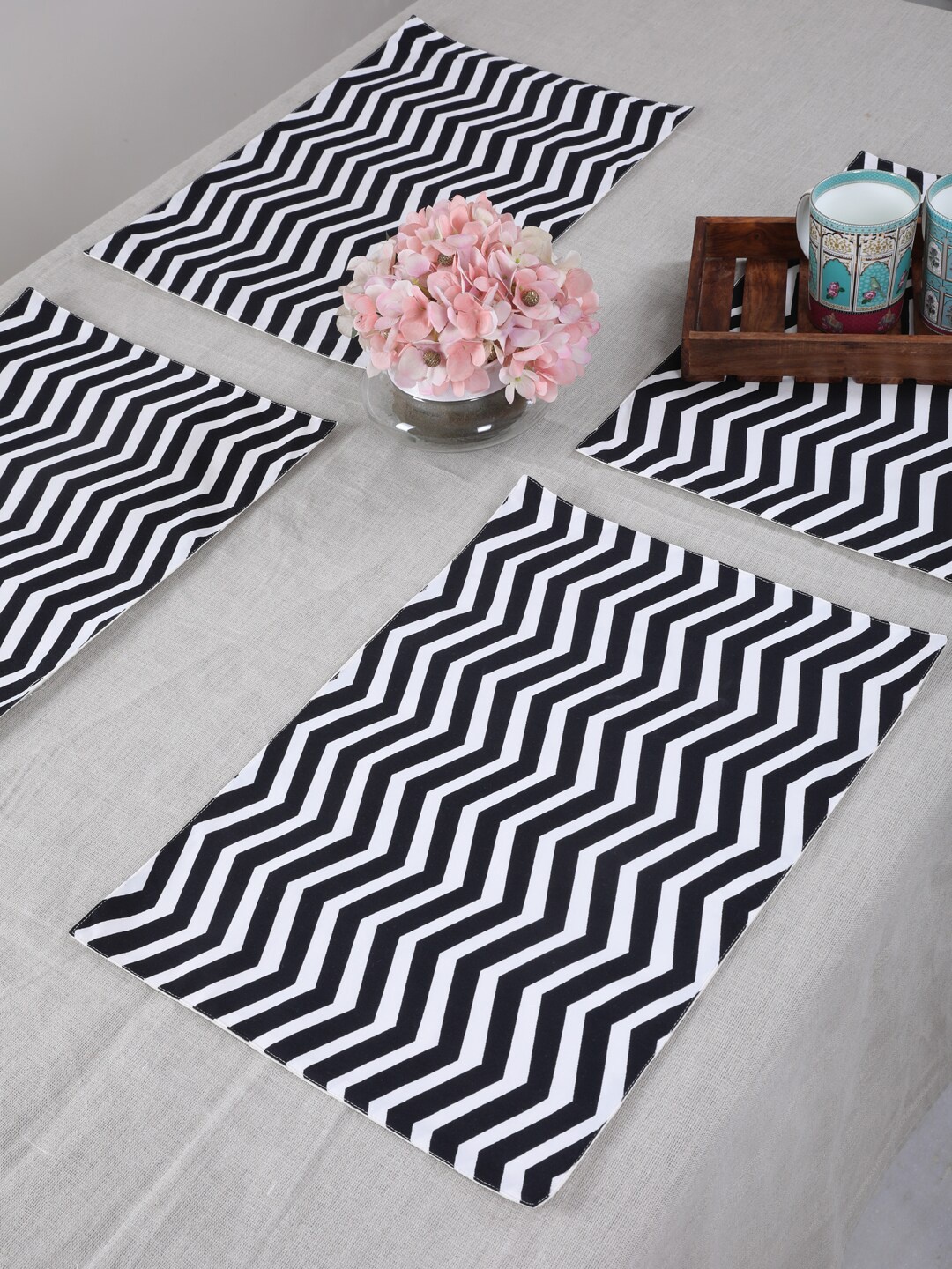 

My Gift Booth Black & White Pack of 6 Zig Zag Table Placemats