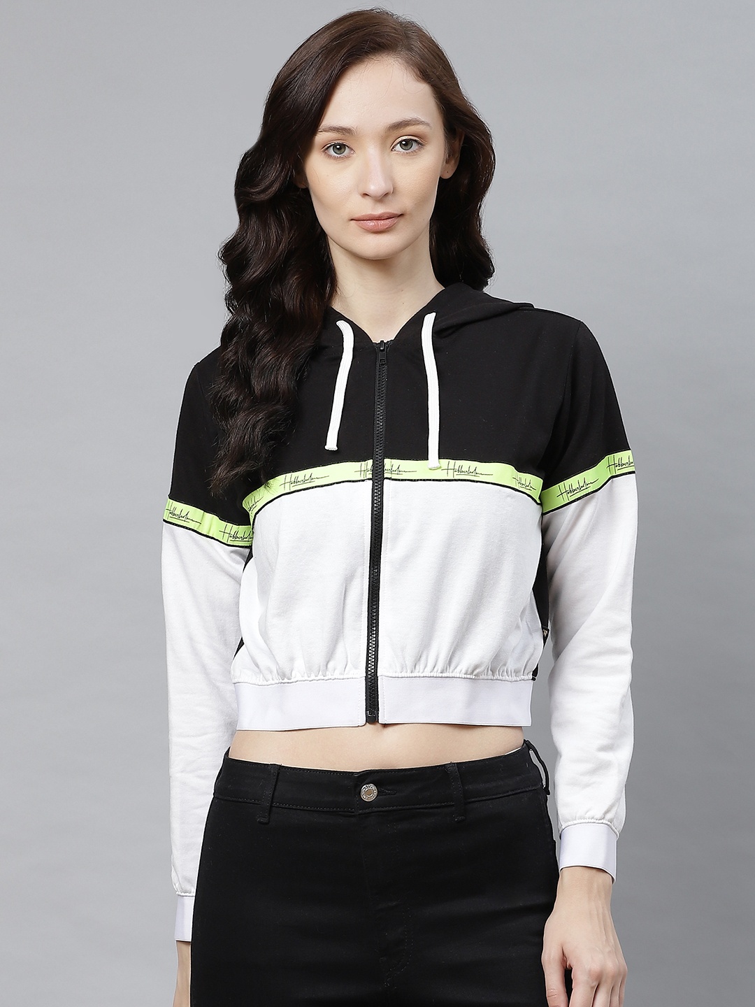 

Hubberholme Women White & Black Colourblocked Hooded Cropped Sweatshirt