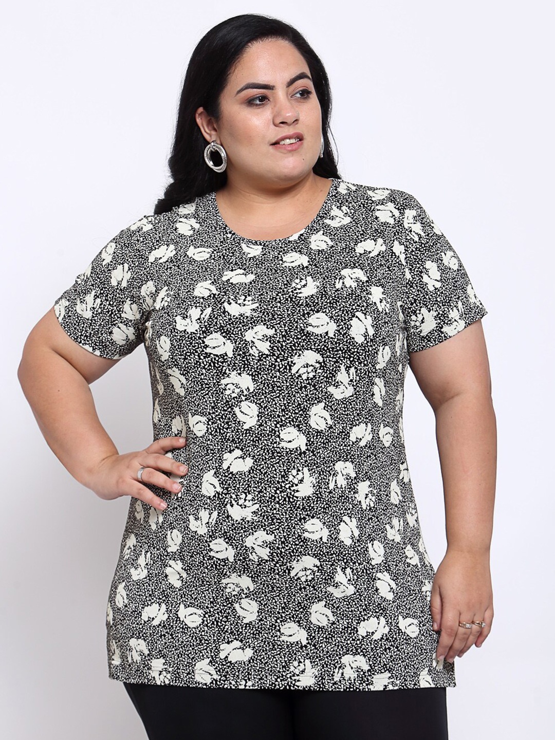 

plusS Women Black & Off White Printed T-shirt