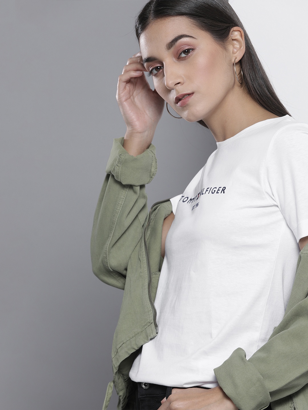 

Tommy Hilfiger Women White Brand Logo Applique Detail Slim Fit Organic Cotton T-shirt