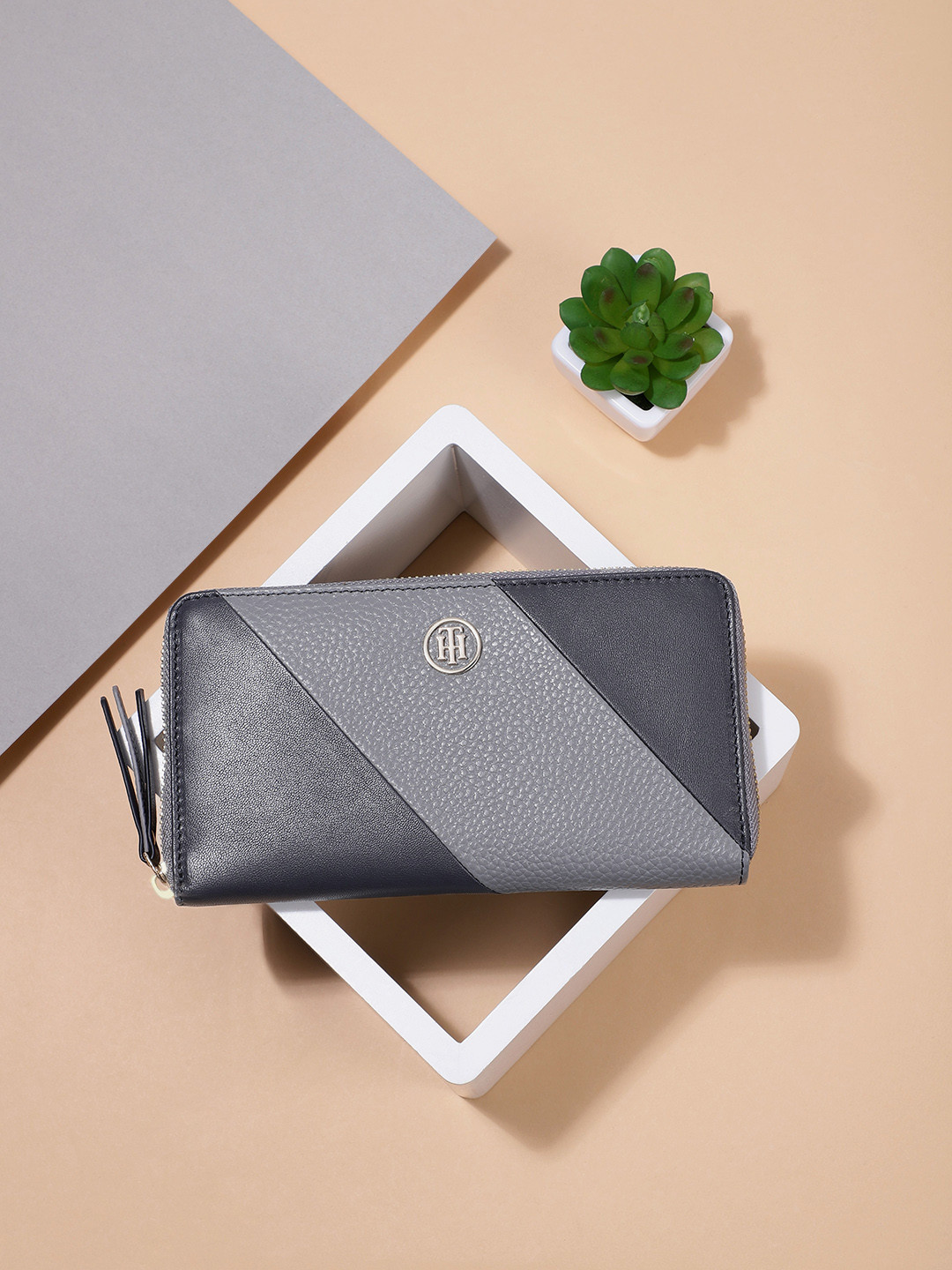 

Tommy Hilfiger Women Grey Saffiano Effect Leather Zip Around Wallet