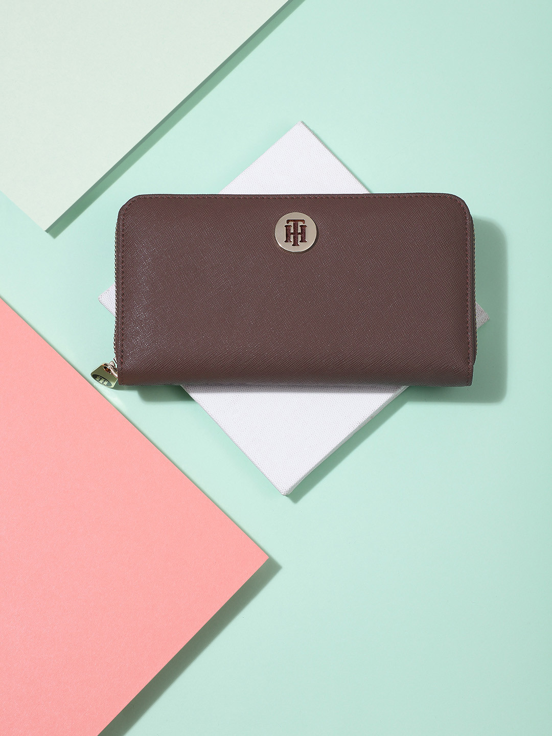 

Tommy Hilfiger Women Burgundy Saffiano Effect Leather Zip Around Wallet