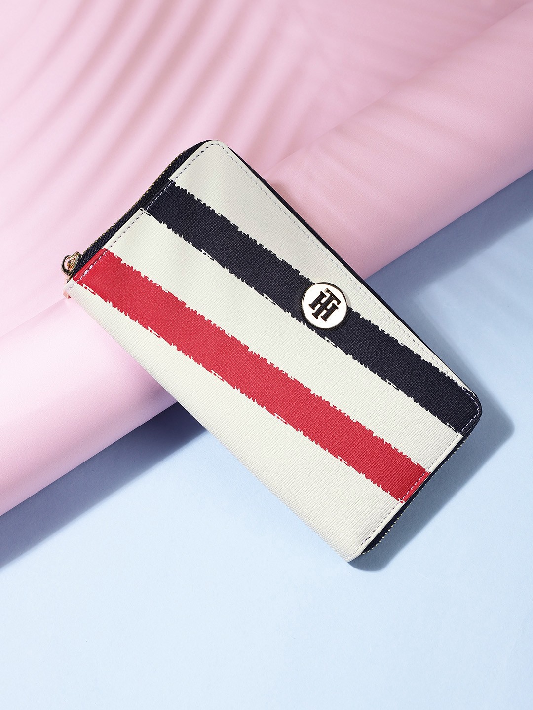 

Tommy Hilfiger Women White & Red Striped Leather Zip Around Wallet