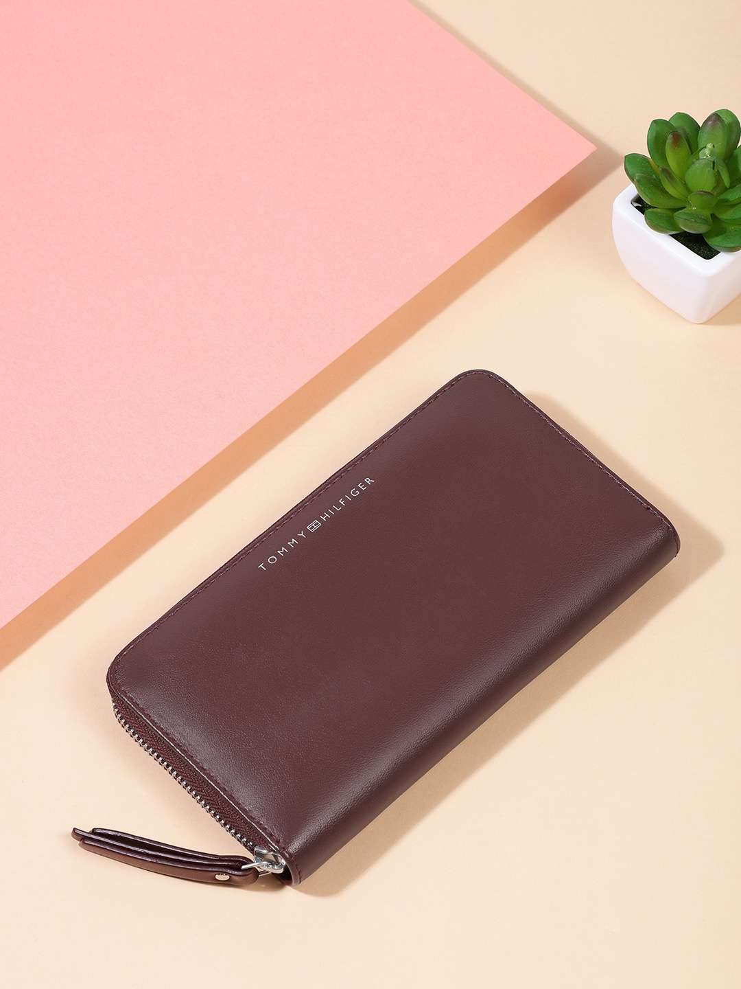 

Tommy Hilfiger Women Burgundy Leather Zip Around Wallet