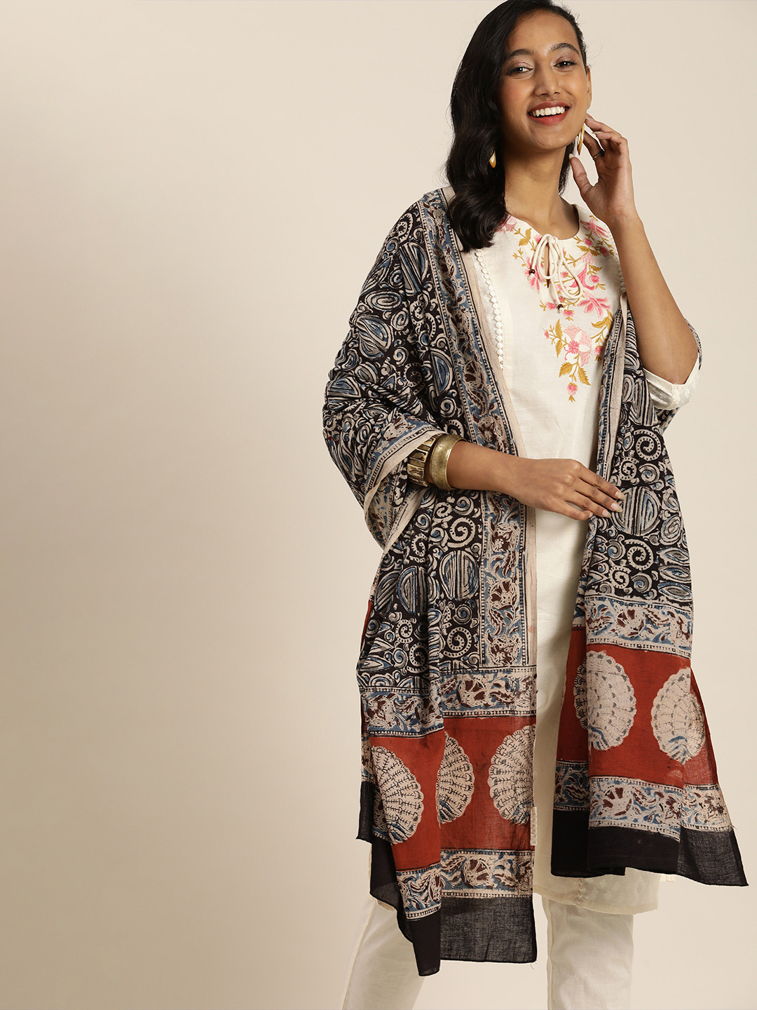 

Taavi Black & Red Ethnic Motifs Printed Pure Cotton Kalamkari Dupatta