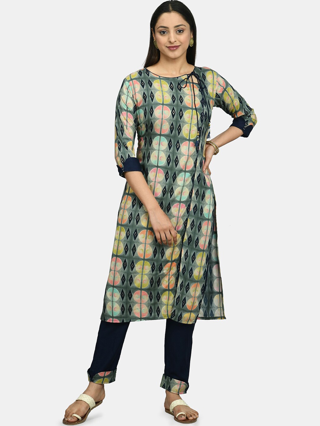 

DesiNoor com Women Grey & Blue Printed Kurta with Trousers