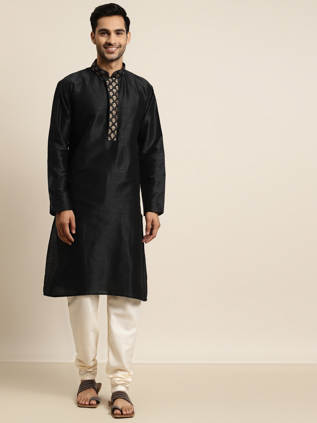 

SOJANYA Men Black Solid Straight Kurta