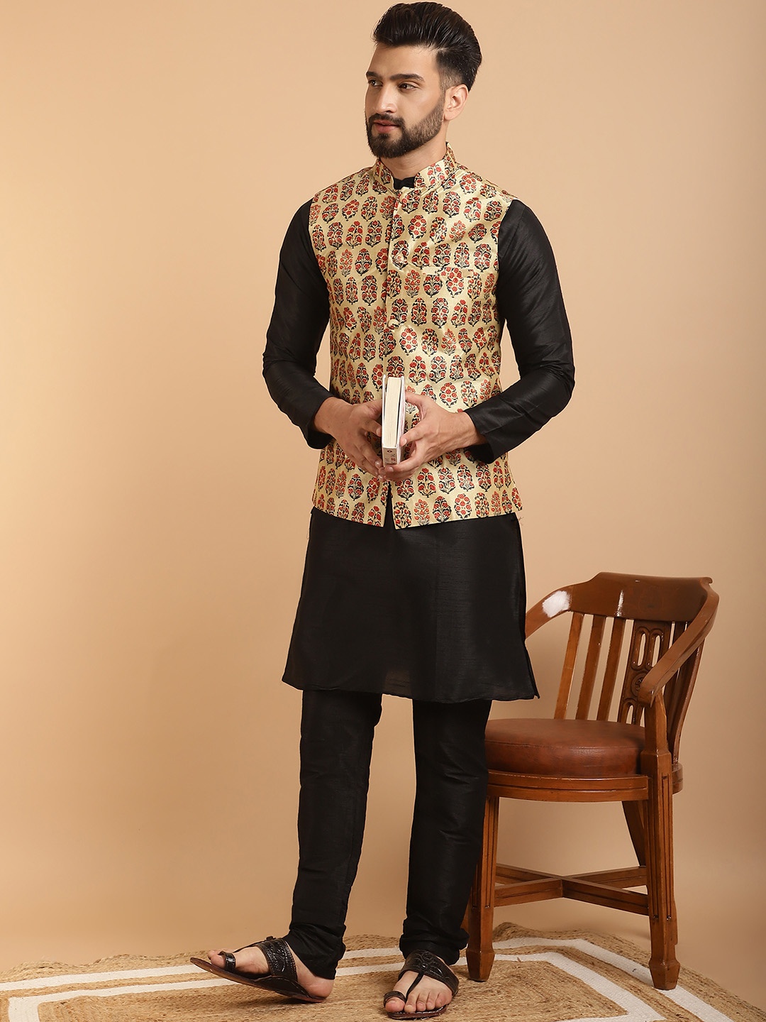 

SOJANYA Men Black Woven Design Straight Kurta with Churidar with Nehru jacket