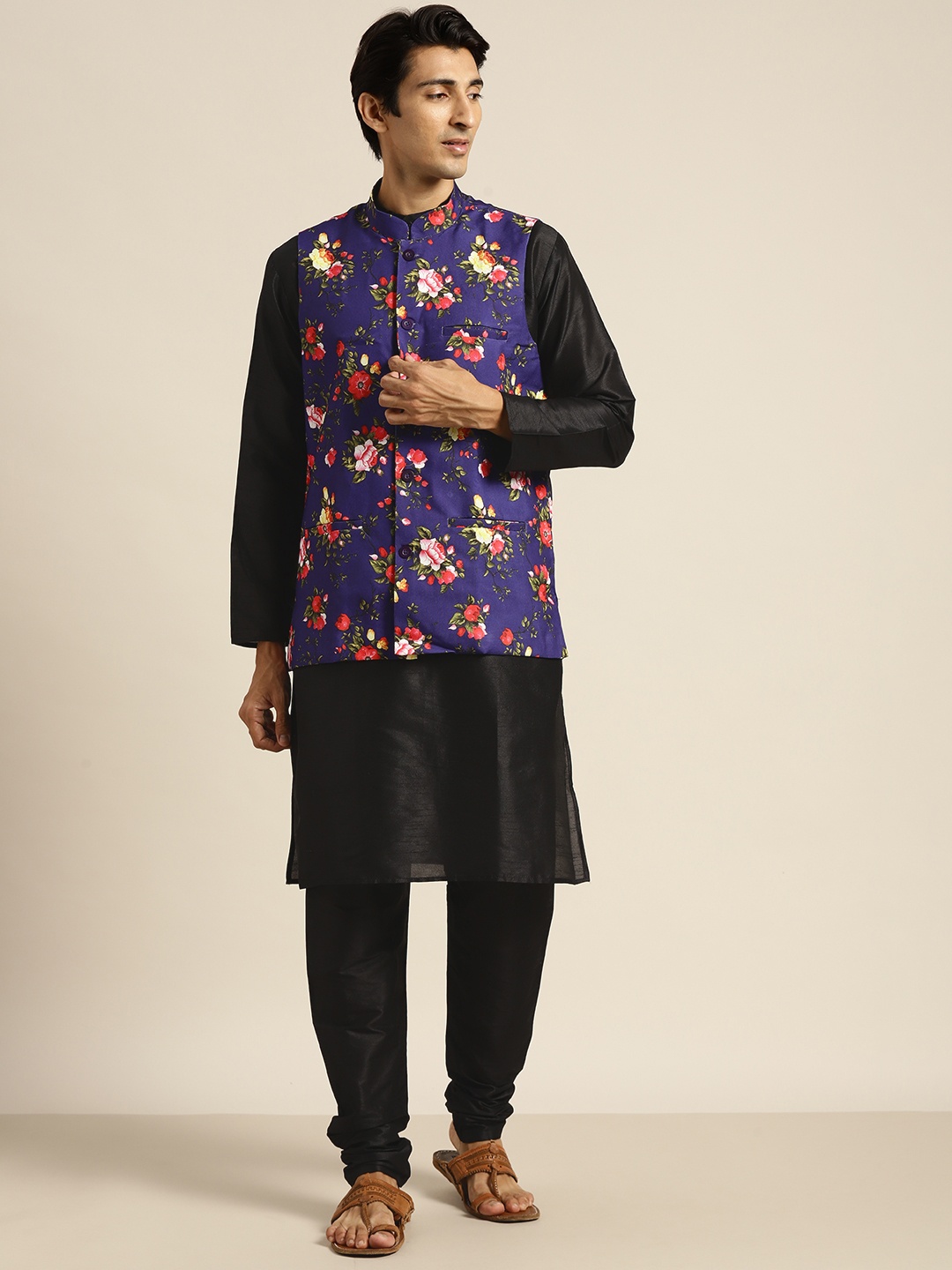 

SOJANYA Men Black Floral Printed Regular Kurta with Churidar & Nehru Jacket