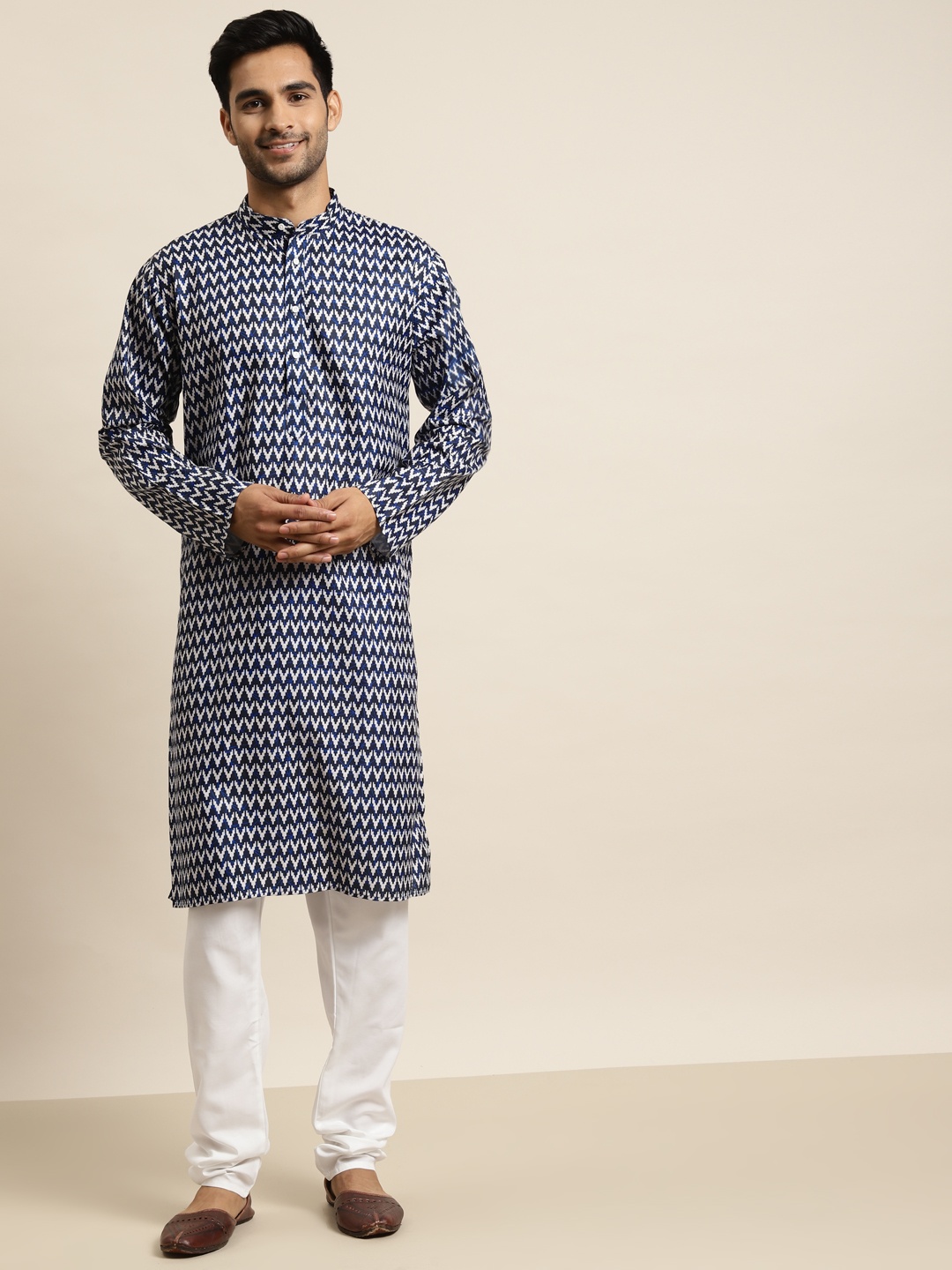 

SOJANYA Men Navy Blue & White Printed Regular Pure Cotton Kurta with Churidar