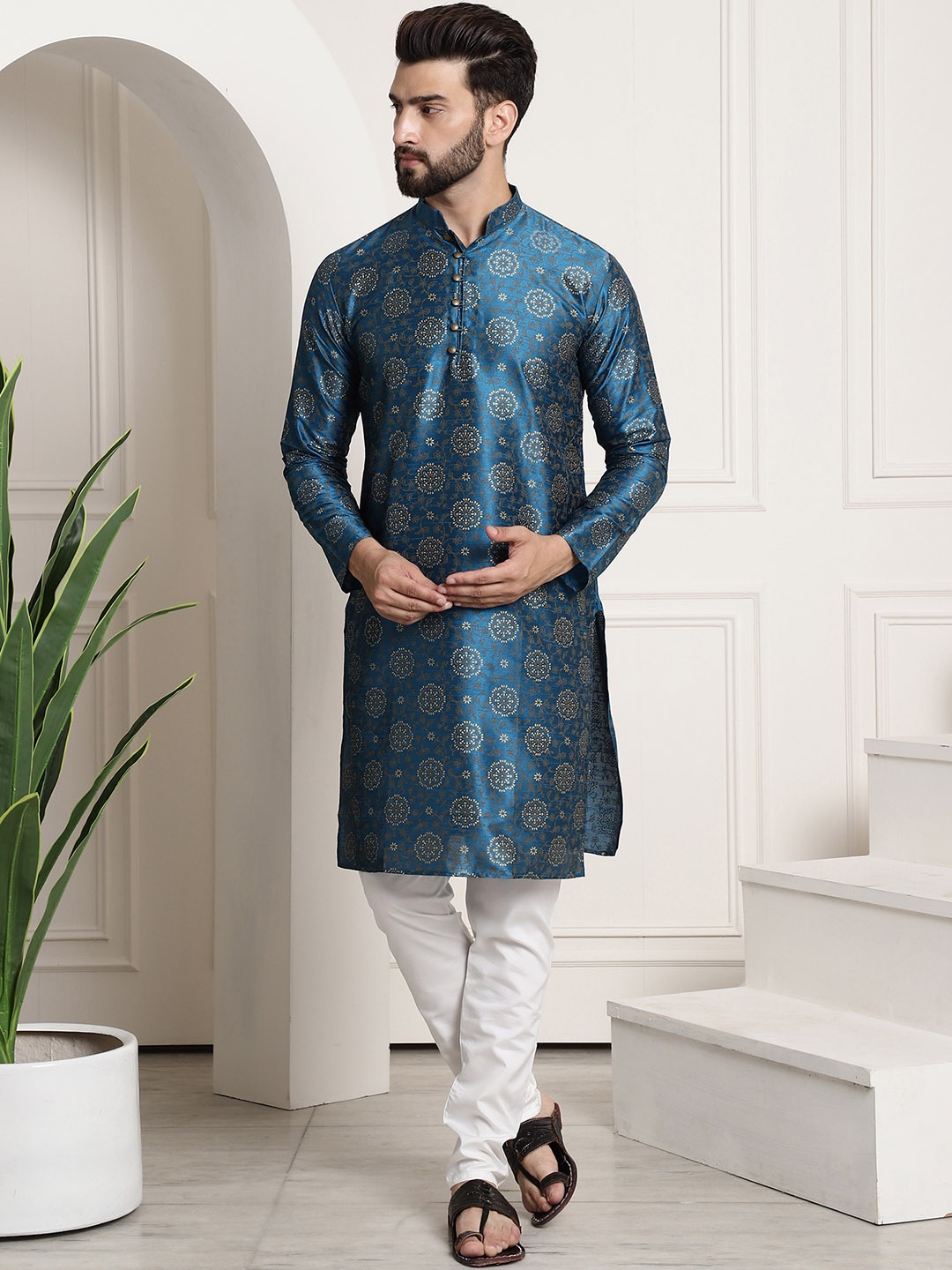 

SOJANYA Men Teal Blue & White Ethnic Motifs Printed Regular Kurta with Churidar
