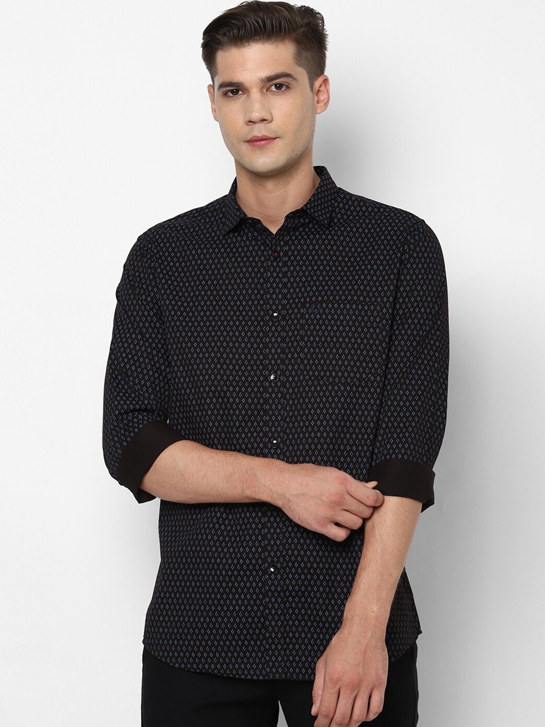 

Allen Solly Men Black Slim Fit Printed Casual Shirt