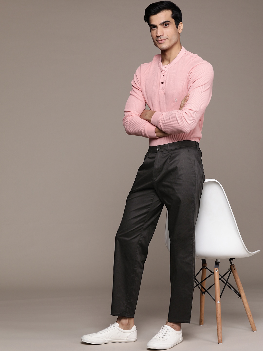 

MANGO MAN Men Black Relaxed Pleated Regular Trousers
