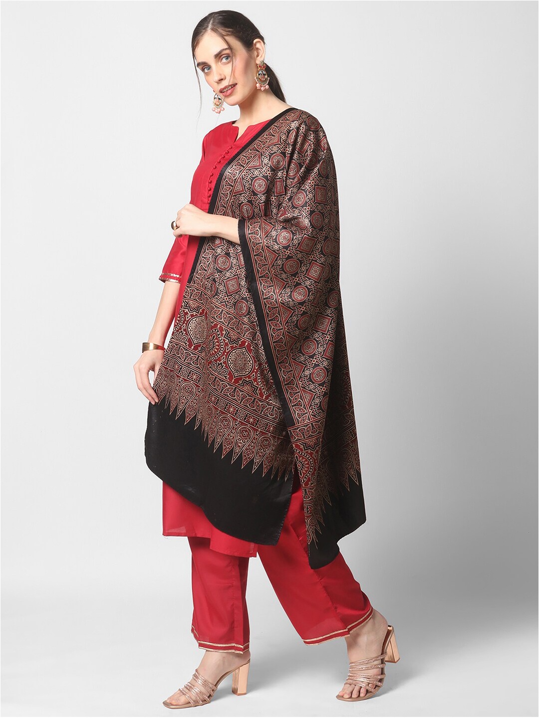 

Dupatta Bazaar Black & Maroon Printed Block Print Dupatta