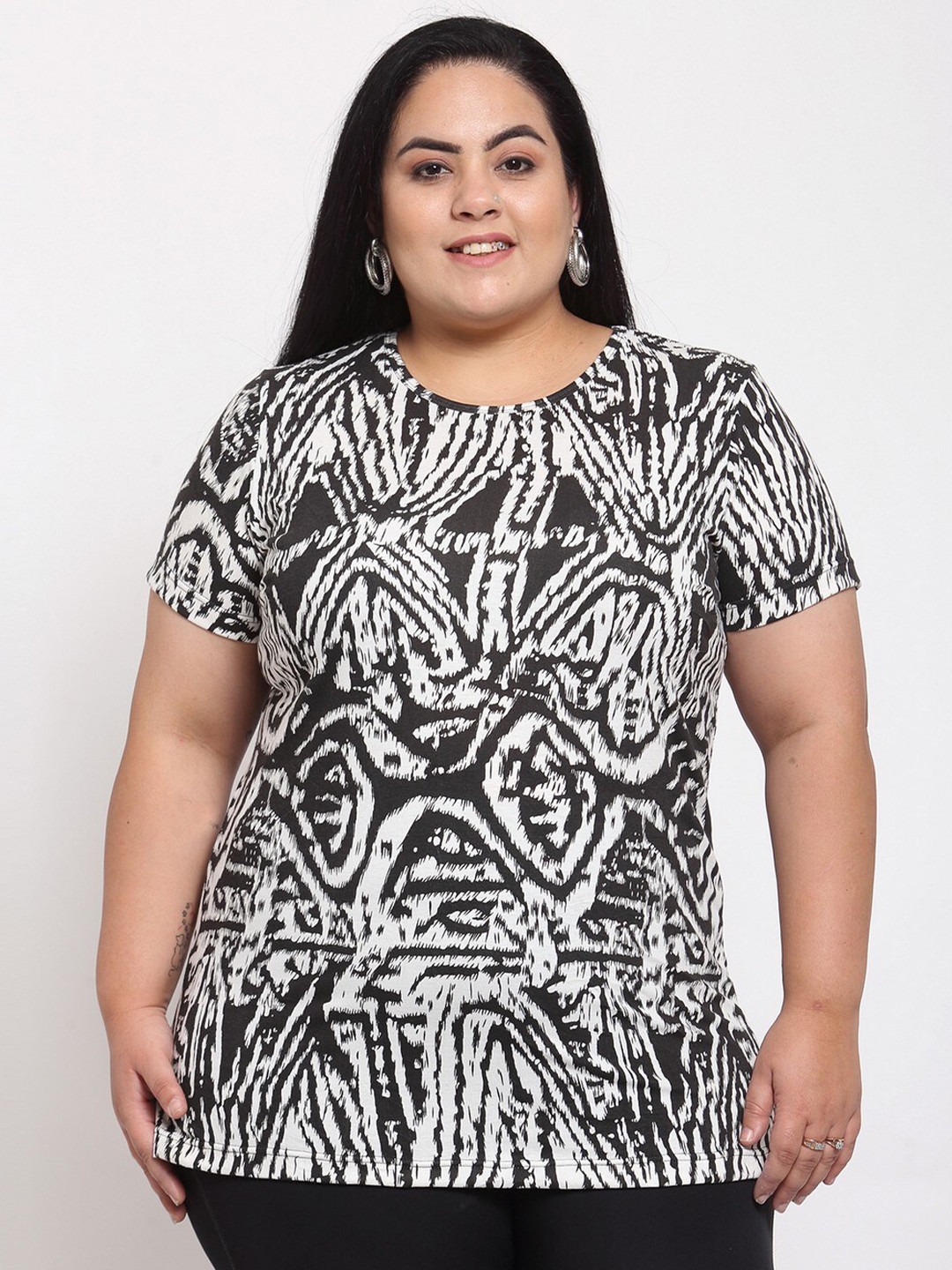 

plusS Women Black & White Printed Monochrome T-shirt (Plus Size)