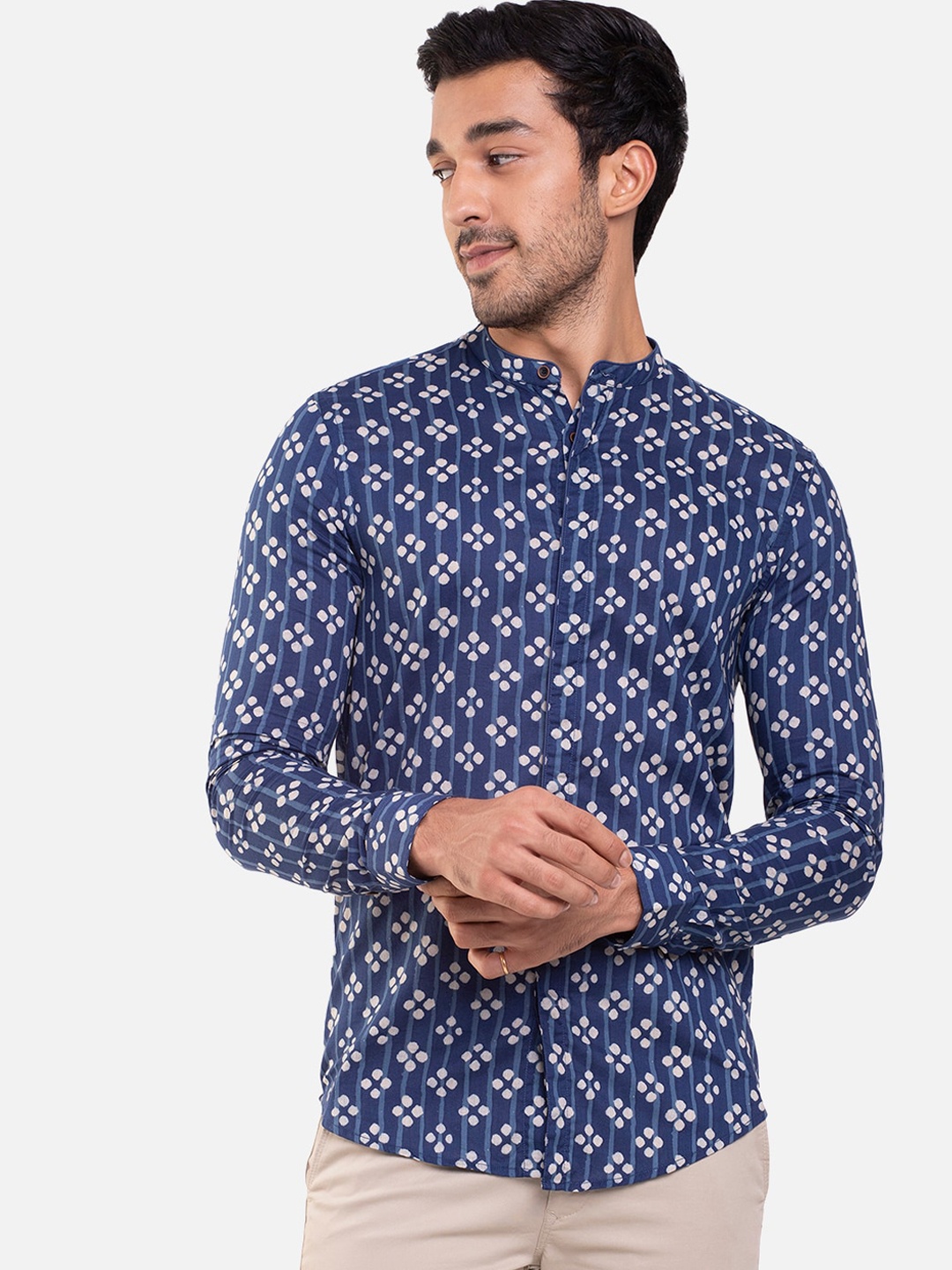 

Bewakoof Men Blue and White Dyed Casual Shirt