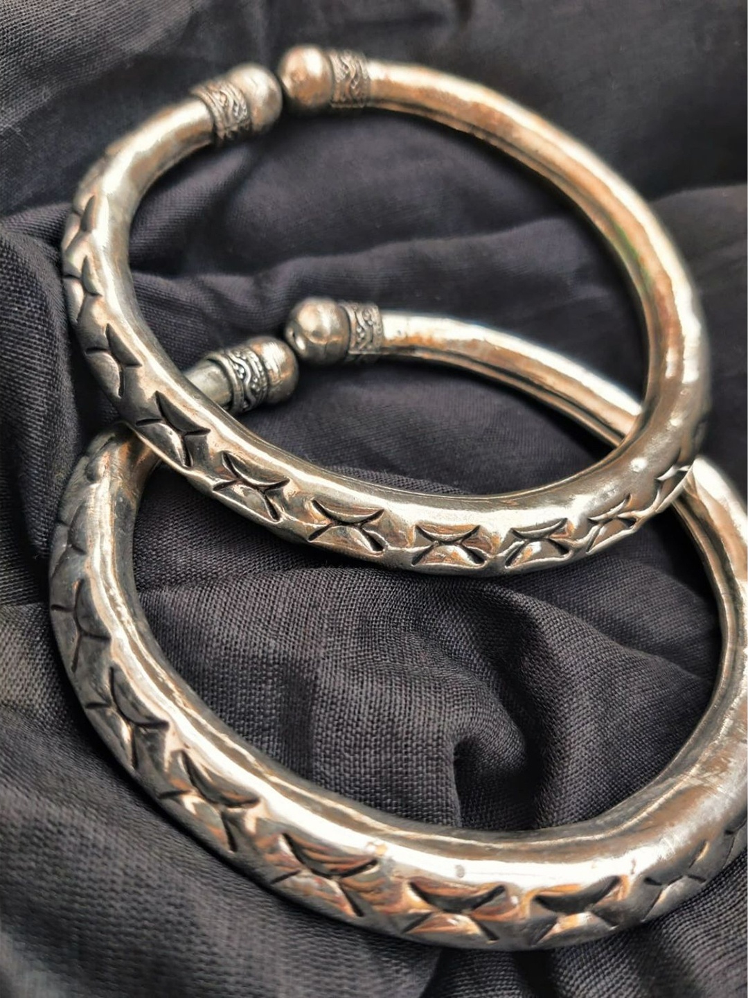 

FIROZA Set Of 2 Oxidized Silver-Toned Ball Mouthed Foot Bangles Anklets