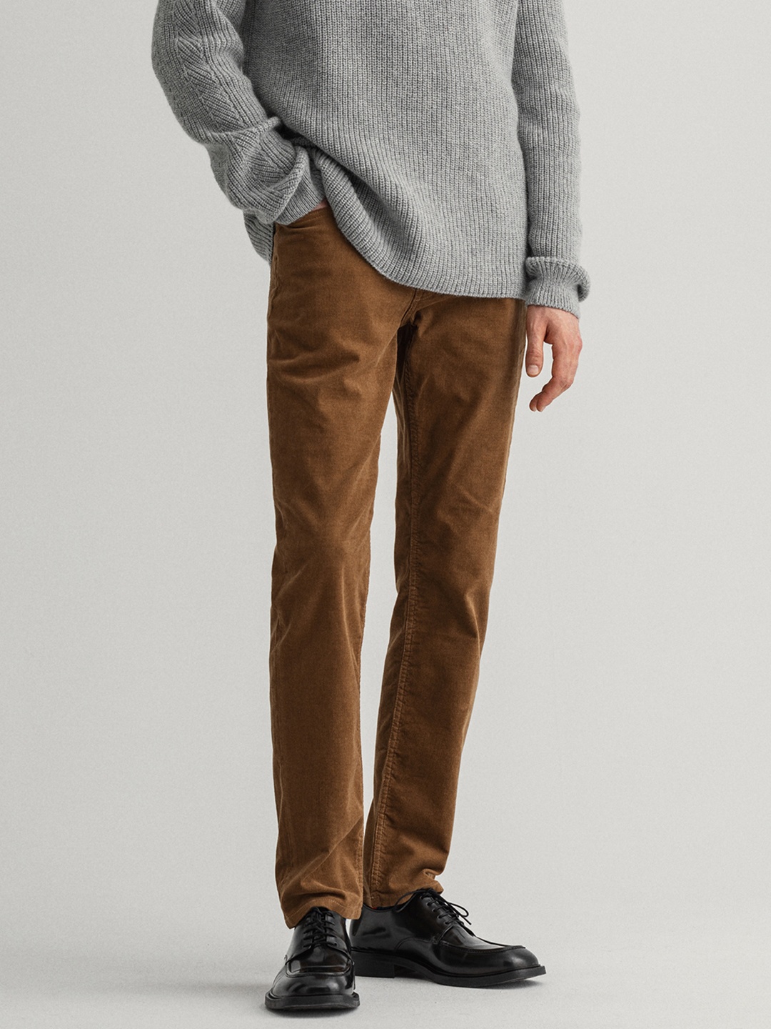 

GANT Men Brown Slim Fit Mid-Rise Plain Casual Flat-Front Trousers