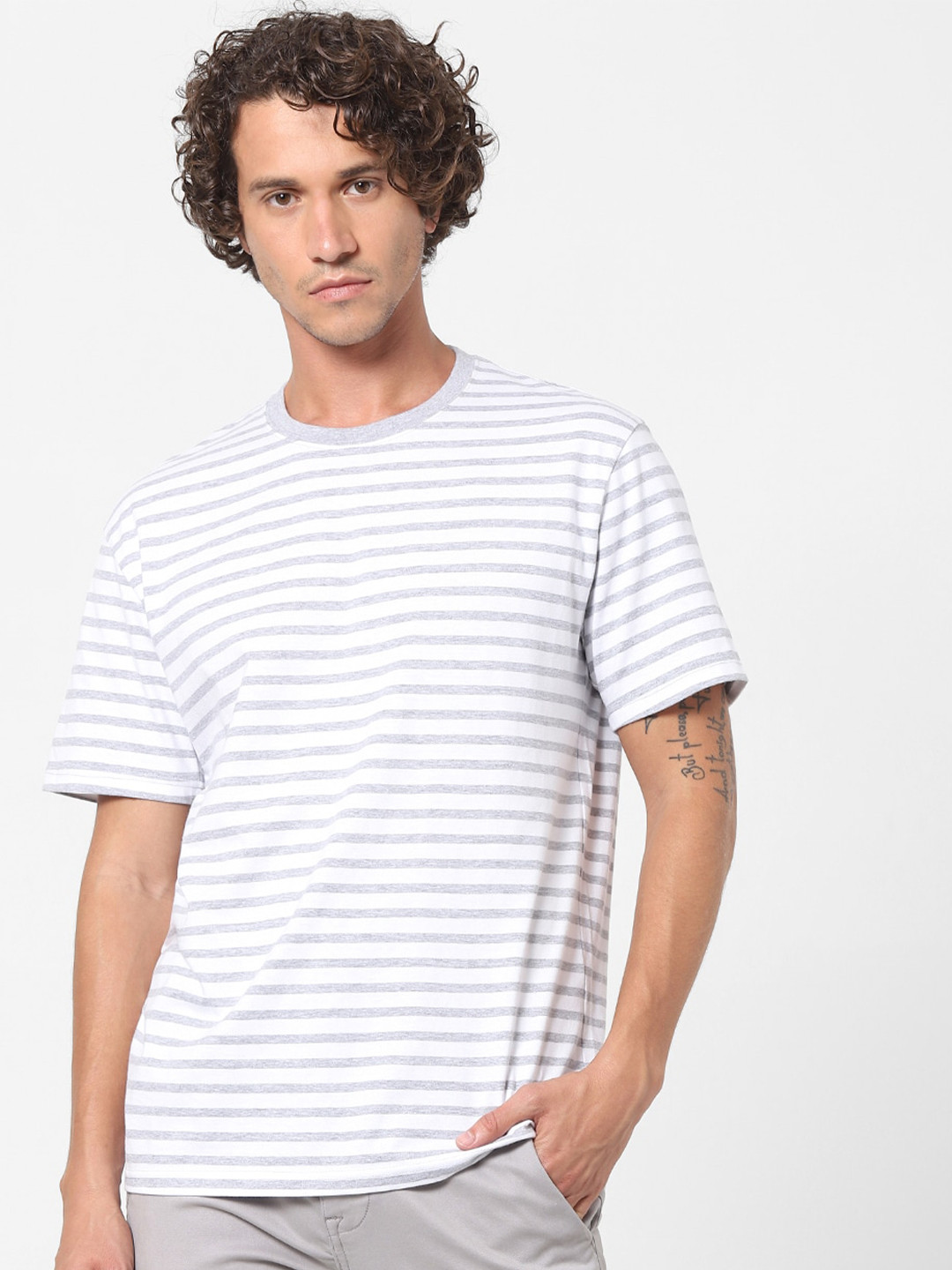 

Celio Men Grey White Horizontal Striped Cotton Pure Cotton T-shirt