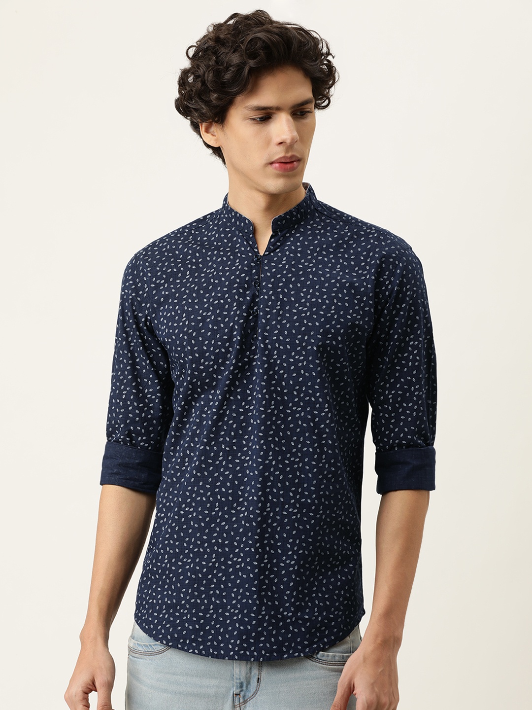 

IVOC Men Navy Blue & White Slim Fit Floral Printed Casual Shirt