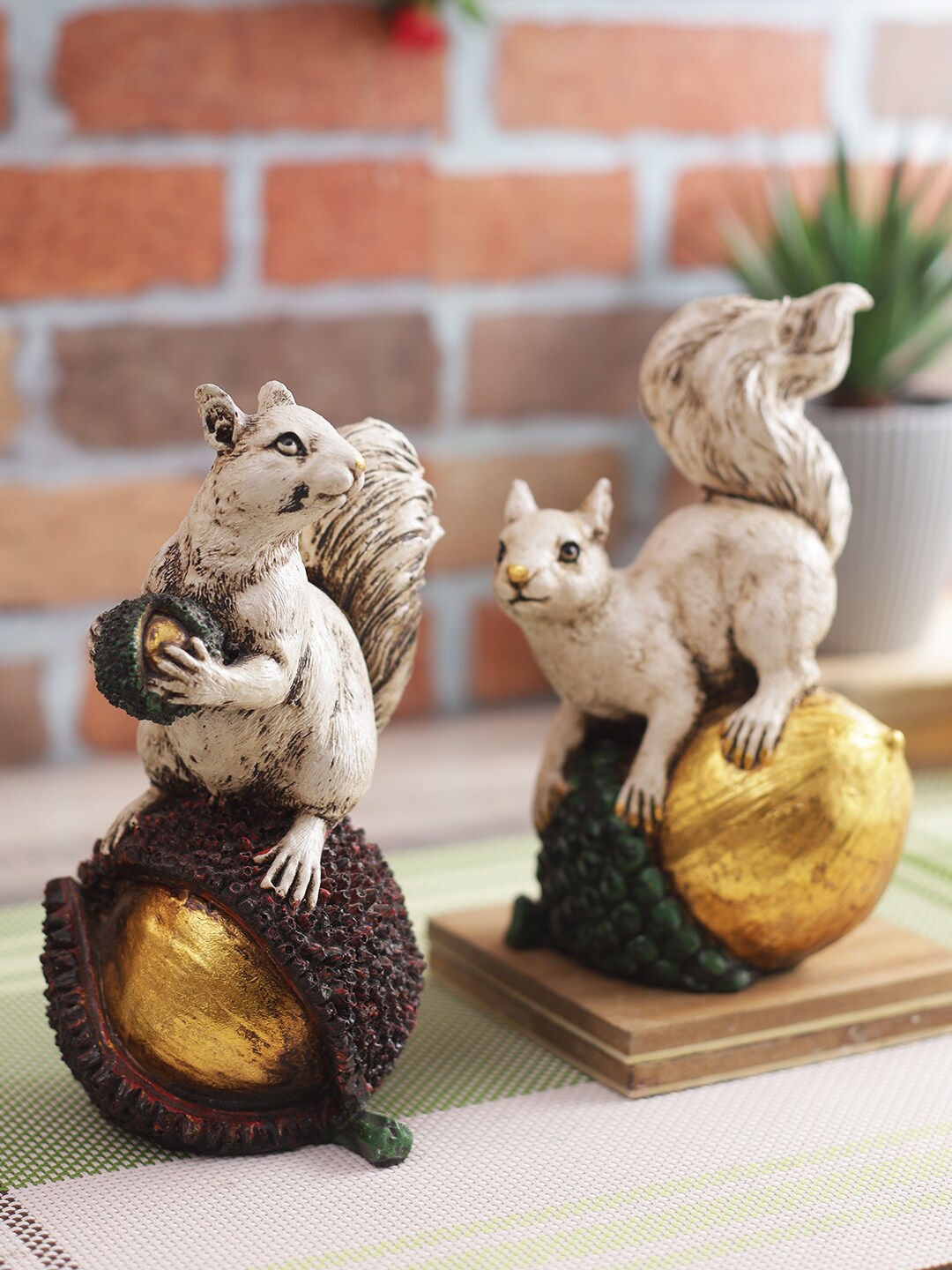 

CraftVatika Set Of 2 Brown & Gold-Toned Squirrels Showpieces
